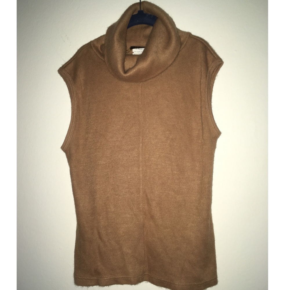 Sleeveless turtleneck blouse